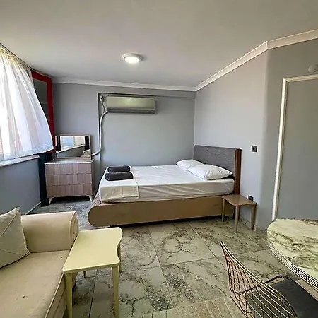 Family House מלון *
